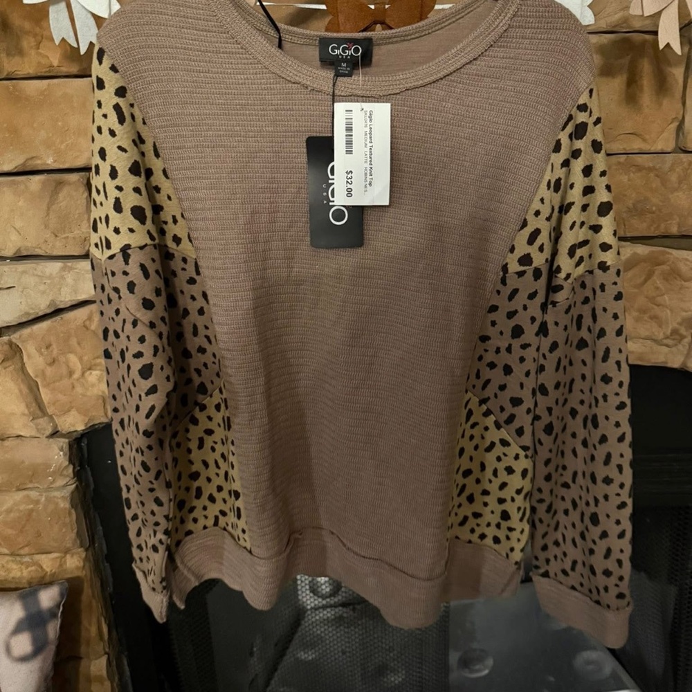 Gigio Animal Print top. Size medium. NWT